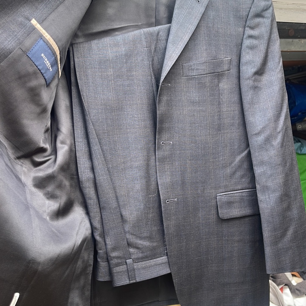 Suit - Picture 3 of 4